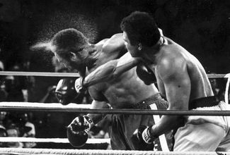 Мохаммед Али наносит удар правой Джорджу Форману в бою, получившем название «Грохот в джунглях». Киншаса, Заир, 1974 год
