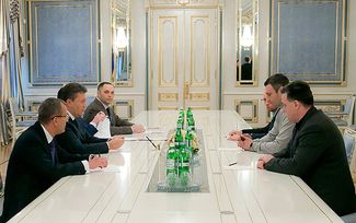 Президент Украины Виктор Янукович (второй слева), председатель партии «Свобода» Олег Тягнибок и лидер оппозиционной партии «Удар» Виталий Кличко (справа налево) во время переговоров по «Евромайдану». 22 января 2014-го