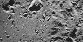 Фотография южного полярного кратера Зееман на обратной стороне Луны. Этот снимок станция «Луна-25» сделала 17 августа, через шесть дней после запуска