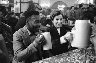 Пеле со своей первой супругой Роземери проводят медовый месяц в Германии, на фото — пара в знаменитом пивном ресторане «Хофбройхаус» в Мюнхене, 26 февраля 1966 года.