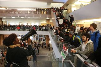 Собрание студентов Университета Вашингтона в поддержку «Возмущенных студентов», 12 ноября 2015 года
