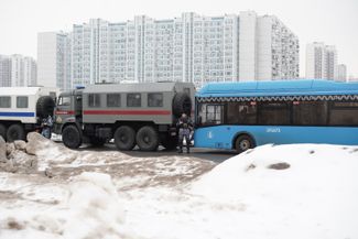 Автозаки у метро Борисово