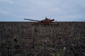 Подбитый российский танк в поле недалеко от Изюма в Харьковской области