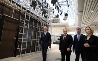 Vladimir Putin at GES-2, with Moscow Mayor Sergey Sobyanin, Leonid Mikhelson, and Teresa Mavica