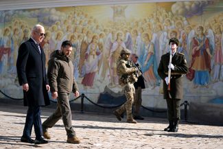 Джо Байден и Владимир Зеленский во время прогулки у Михайловского собора в центре Киева