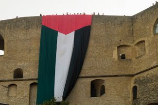Активисты на несколько минут вывесили флаг Палестины длиной около 30 метров на стенах замка Сант-Эльмо в Неаполе 12 октября. На следующий день на одной из самых крупных площадей города прошла демонстрация в поддержку Палестины, в которой <a href="https://www.ansa.it/campania/notizie/2023/10/13/manifestazione-a-napoli-palestina-libera_deda2e77-4b31-43e3-8346-ec8cc3c8426f.html" rel="noopener noreferrer" target="_blank">приняло</a> участие около 800 человек. Сторонники Палестины несли в руках растяжку с надписью «Под оккупацией нет мира»