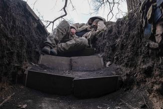 Украинский военный в окопе на участке фронта под Лиманом