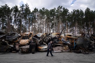Свалка сгоревшей бронетехники и гражданских автомобилей на окраине Киева.<br>