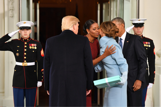 Барак и Мишель Обама с Дональдом и Меланией Трамп после инаугурационного чаепития