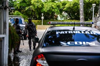 Bolivarian Intelligence Service officials surround Mayor Antonio Ledezma’s residence, after his escape from house arrest.
