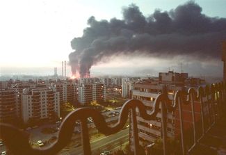 Пожар на центральной теплоэлектростанции в Нови-Белграде в паре километров от центра города после авиаудара НАТО. 4 апреля 1999 года