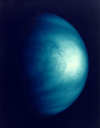 Колоризированное монохромное изображение Венеры, снятое аппаратом «Галилео» во время сближения 15 февраля 1990 года. Видны двигающиеся на запад серные облака на экваторе. Разрешение изображения около 70 километров, север сверху
