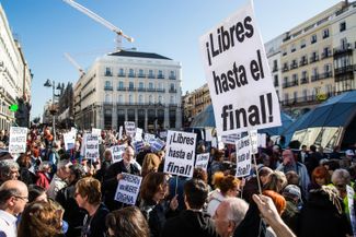 Демонстрация в Мадриде в поддержку закона о легализации эвтаназии. Надпись на плакате: «Свободен до конца!» Мадрид, 15 ноября 2015 года