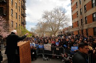 Берни Сандерс выступает перед сторонниками в Бруклине, 8 апреля 2016 года