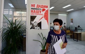 Жительница Мелитополя подает документы для оформления российского гражданства