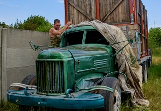 Житель Безлюдовки Харьковской области проверяет, цел ли его раритетный грузовик ЗИС после артиллерийского обстрела