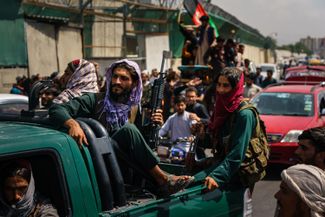 19 августа в день независимости Афганистана от британского владычества в ряде городов прошли марши протеста. Демонстранты несли флаги Исламской республики Афганистан, которые талибы в общественных местах начали менять на свой — белое полотнище с черной шахадой. Патрули «Талибана» разогнали эти марши, что в ряде случаев привело к человеческим жертвам. В Джалалабаде талибы открыли огонь по демонстрантам, в результате чего погибли как минимум двое и были ранены еще не менее десятка человек. Кабул, 19 августа 2021 года