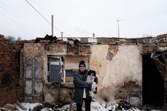 57-летняя местная жительница Татьяна показывает свой дом, который был разрушен в результате обстрела. 9 февраля 2023 года