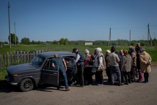 Жители Старого Салтова стоят в очереди, чтобы купить хлеб и сигареты. Сейчас поселок, который был оккупирован, снова под контролем Украины. При этом Старый Салтов находится близко к линии фронта и продолжает подвергаться постоянным обстрелам