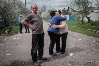 Владимир Крыловский (62 года) стоит рядом со своим домом, уничтоженным в ходе обстрела города Лиман Донецкой области российскими войсками. Семья Крыловского в это время пряталась в подвале гаража