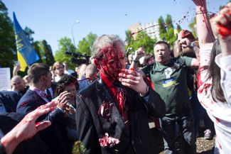 Политические активисты облили красной краской, символизирующей кровь, посла РФ в Варшаве Сергея Андреева во время его визита на кладбище-мавзолей советских воинов 9 мая 2022 года. Так участники акции выразили протест против развязанной Россией войны в Украине