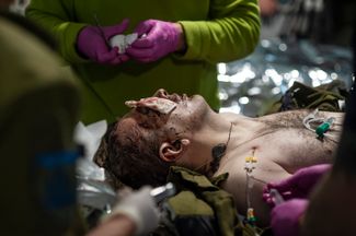 Раненый украинский военный в медпункте в районе Бахмута, за который ведутся ожесточенные бои