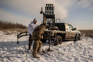 Украинские военнослужащие в Донецкой области заряжают пусковую установку «кошмаромобиля»