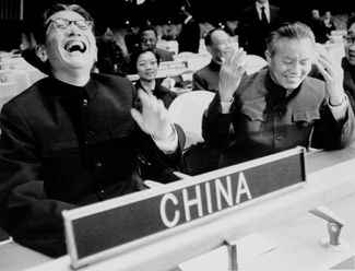 Представители КНР Цяо Гуаньхуа и Хуан Хуа в ООН в ноябре 1971 года