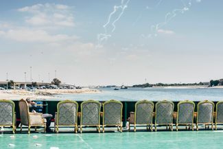 Кресла для гостей на палубе парома с видом на шоу реактивных истребителей, вертолетов и транспортных самолетов. IDEX, Абу-Даби, ОАЭ, 2019 год