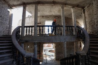 Проект «восстановления» драмтеатра предусматривает реставрацию центральной лестницы, но пока она сохраняет следы взрыва и пожара