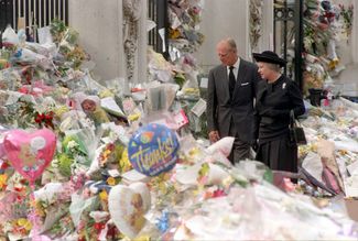 Принц Филипп и королева Елизавета II у мемориала принцессы Дианы в Букингемском дворце. 5 сентября 1997 года