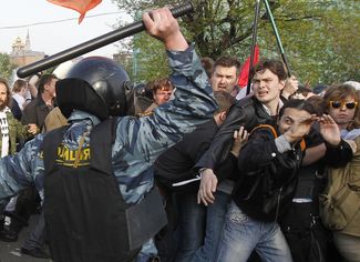 Столкновения митингующих с полицией на Болотной площади. Москва, 6 мая 2012 года