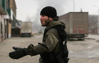 Сотрудник МВД в оцеплении во время спецоперации в Грозном 4 декабря 2014
