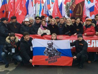 Олег Сирота (во втором ряду четвертый слева) на митинге движения «Антимайдан». Москва, 21 февраля 2014 года