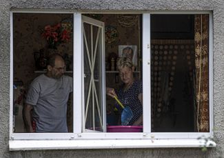 Жители Краматорска убирают осколки разбитого стекла после российского обстрела