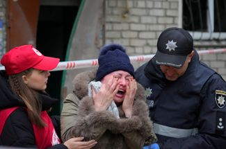 Плачущая женщина на месте ночного обстрела в Николаеве.