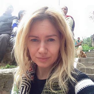 Светлана Керсова: «Это я, очень страшно, через 15 минут после самого сильного толчка. Я была возле Сваямбуната, буддийского храма. Там упала башня. Двое погибли под ней»