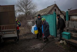 Волонтеры Красного Креста готовят к эвакуации 86-летнюю Анастасию Колесник — жительницу села Ковшаровка, расположенного в 13 километрах от Купянска