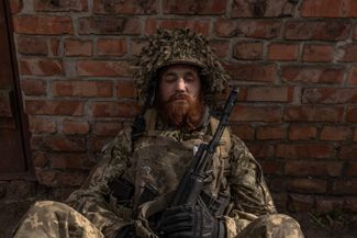 Украинский пехотинец 23-й механизированной бригады перед отправкой к линии фронта на Авдеевском направлении
