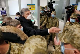 Petro Poroshenko at passport control at Kyiv’s Zhuliany Airport. January 17, 2022. 
