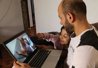 Абдул Халим аль-Аттар с дочерью Рим. 28 ноября 2015 года