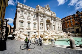 Возле фонтана Треви в Риме. 4 мая 2020 года