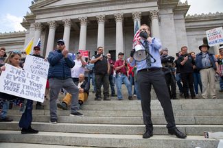 Участники митинга за снятие карантина на ступенях Капитолия штата Вашингтон. Олимпия, штат Вашингтон, 19 апреля 2020 года