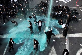 Полиция разгоняет водометами евреев-ортодоксов, протестующих против призыва в армию. Иерусалим, 23 октября