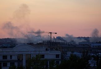 Дым над домами в Донецке после очередного обстрела 10 сентября