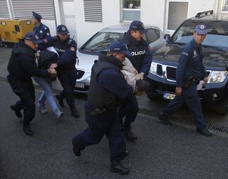 Черногорская полиция ведет подозреваемых в попытке переворота на допрос. Подгорица, 16 октября 2016 года