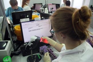 Автоматизированный лабораторный комплекс лабораторной службы «Хеликс» в Петербурге, где проводятся исследования для диагностики широко распространенных онкологических, кардиологических, гепатологических и инфекционных заболеваний