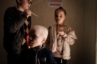 Дети, чьи семьи остаются в Лисичанске, в бомбоубежище