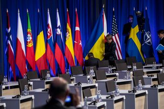 На саммите НАТО днем 12 июля прошло первое заседание совета Украина — НАТО. Его создали на основе комиссии Украина — НАТО, существовавшей с 1997 года. <a href="https://t.me/bbcrussian/49266" rel="noopener noreferrer" target="_blank">Считается</a>, что это повышение уровня отношений и один из шагов к вступлению Украины в альянс в будущем. В совете, как <a href="https://meduza.io/feature/2023/07/10/chego-zhdat-ot-sammita-nato-v-vilnyuse-ukrainu-vryad-li-priglasyat-v-nato-pryamo-seychas-protiv-etogo-ssha-i-germaniya" rel="noopener noreferrer" target="_blank">сообщалось</a>, Украина будет полноправным участником переговоров, а не приглашенной стороной для дискуссий