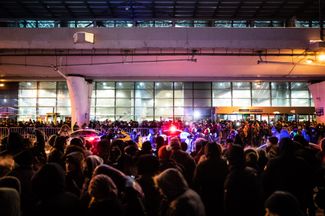 Толпа ожидающих прибытия Алексея Навального людей в аэропорту Внуково. 17 января 2022 года